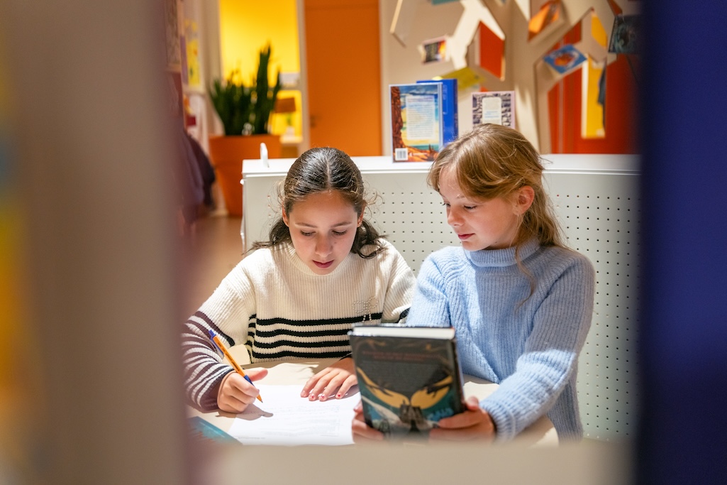 Leerlingen tekenen samen